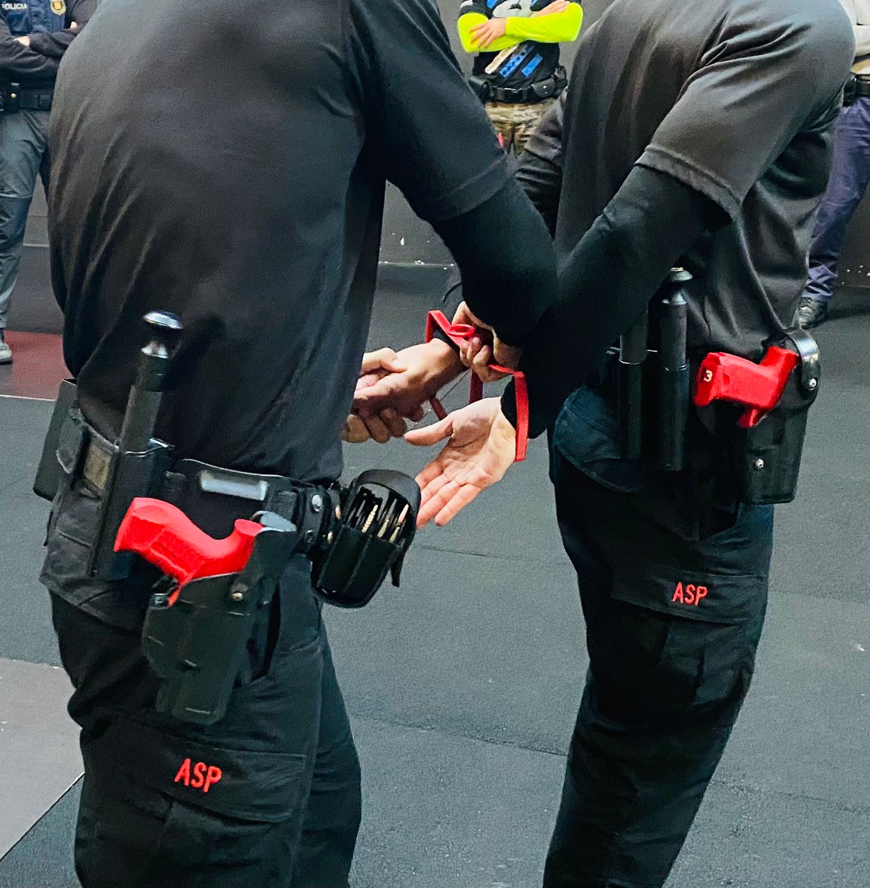 uso de esposas y trifold ASP curso AIC