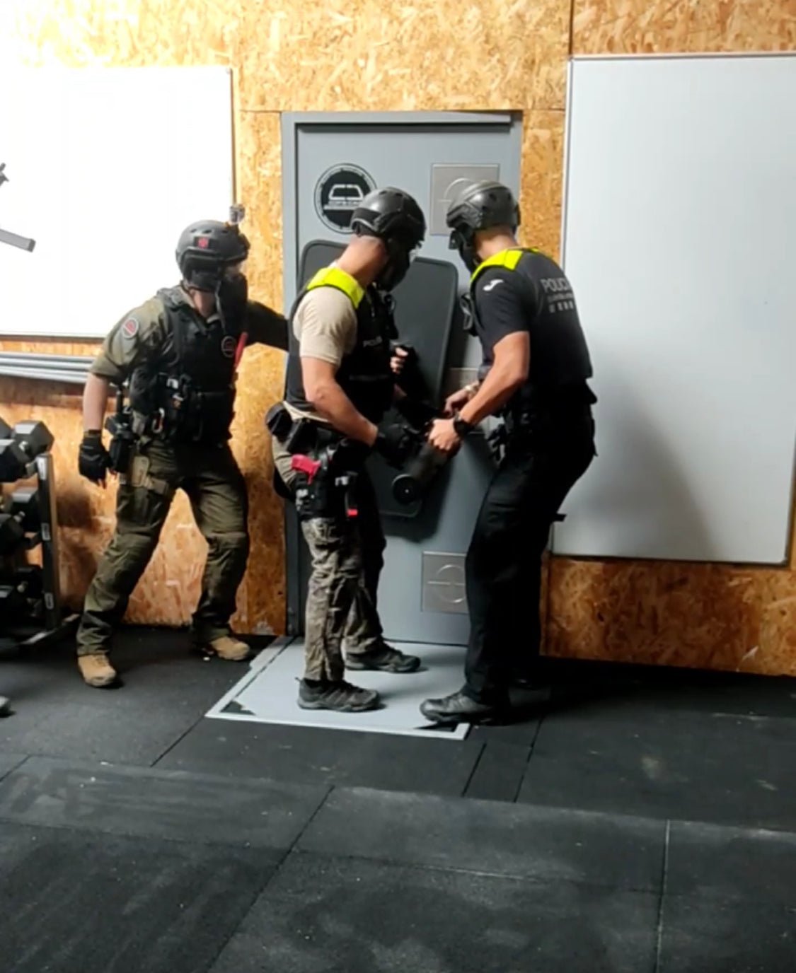 simulaciones realista de apertura de puertas curso TOES